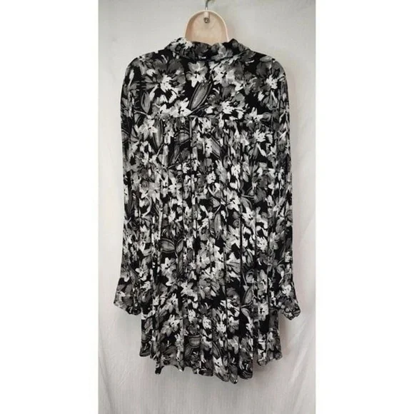 Black and White Floral Blouse - Picture 4 of 4